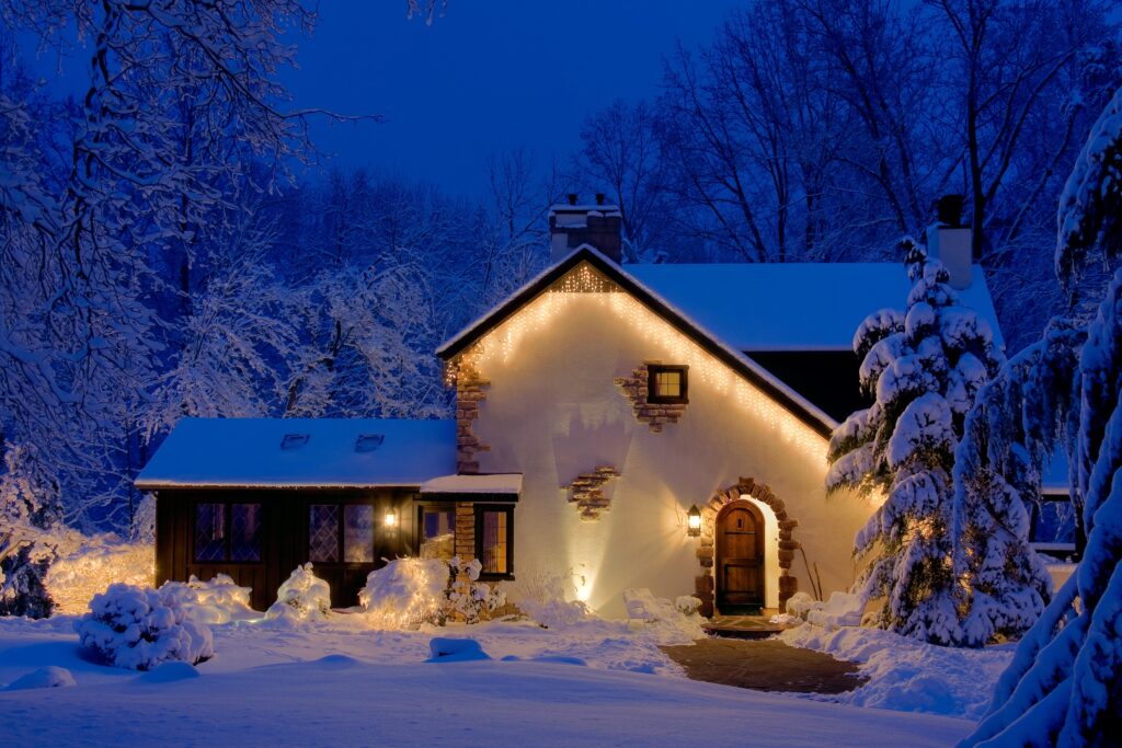 Exterior view of one of the most romantic hotels near Hocking Hills in winter