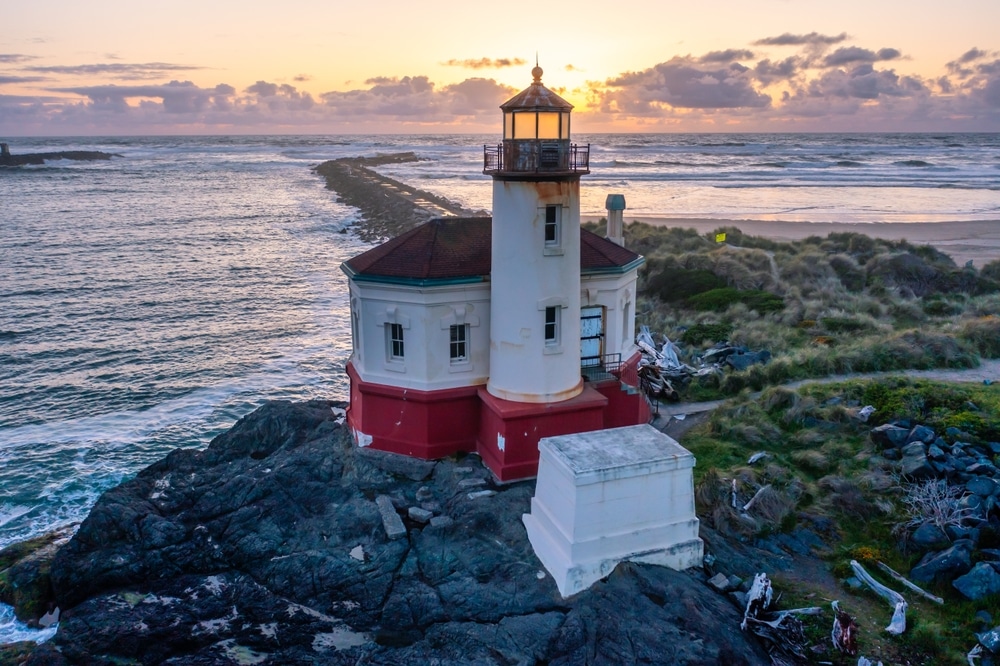 Explore the best places to visit in Oregon during late winter, from dramatic Oregon Coast scenery to quiet beach towns like Bandon, and this striking lighthouse on the Coast