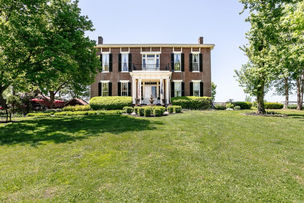 Experience one of the Best unique places to stay in Kentucky with gourmet breakfasts, horse farm views, and romantic escapes in the South.