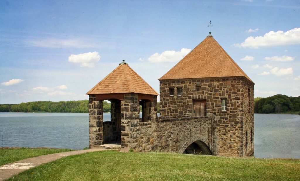 a stone lankmark on the lake at Pymatuning State Park