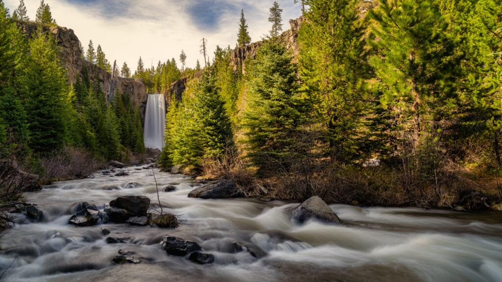 View of the Tumalo Falls in Bend Oregon, srrounded by evergreen forest.