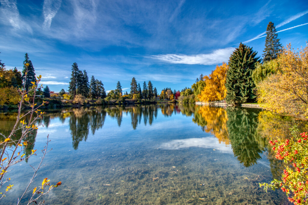 Fall colors in Drake Park in Bend, Oregon in the fall.